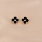 [Eternal Jewelry]CLOVER MEDIUM 1 MOTIFS ONYX DIAMOND EARRINGS - Image 4