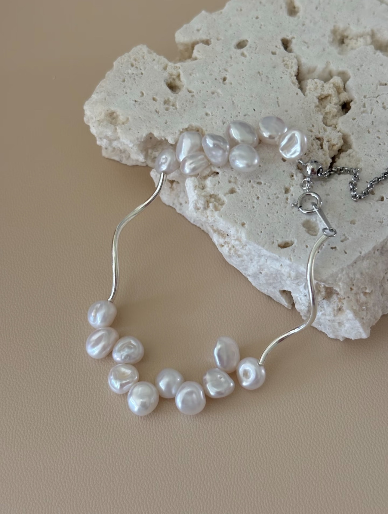 Screenshot Soft Haze Collection | Geometric Wave Baroque Pearl Bracelet - Image 1